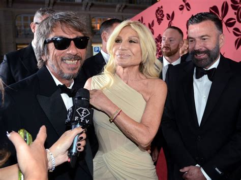 donatella versace che saluta